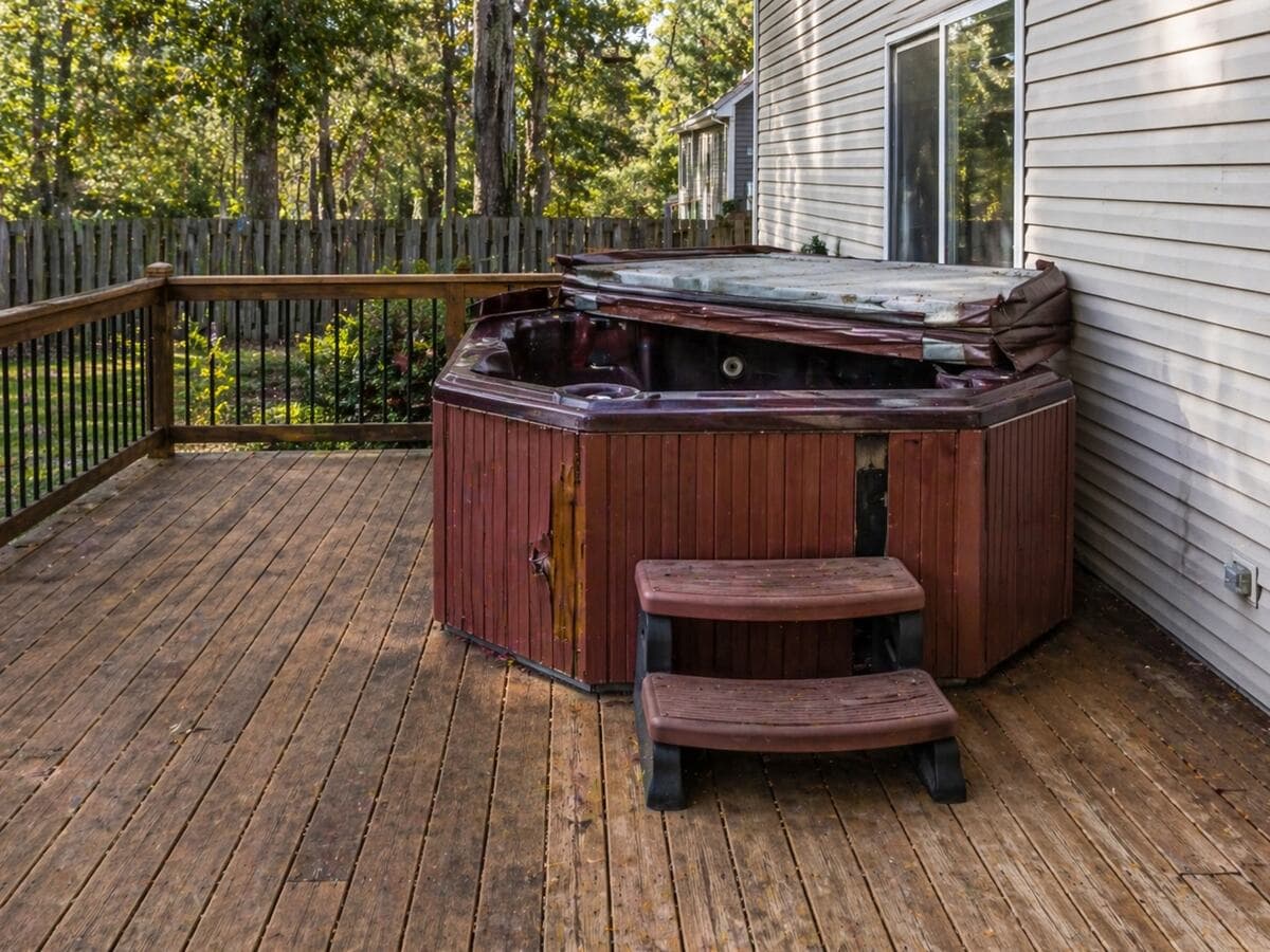 An old hot tub in a St. Simons Island backyard before removal by Golden Isles Junk Removal.
